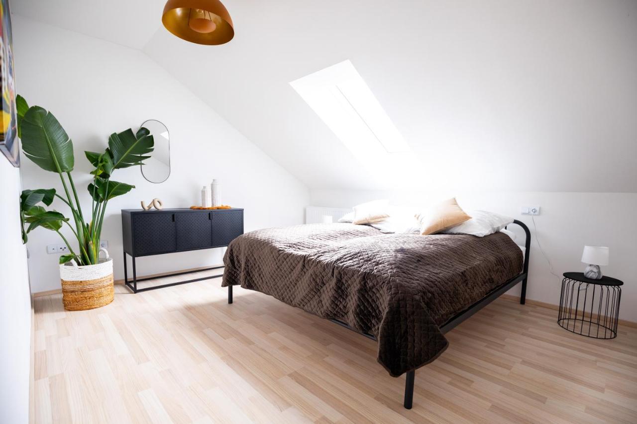 Design-ferienwohnung In Am Nuerburgring: Platz Fuer 6, Kueche, Wifi, Netflix Apartment Kelberg