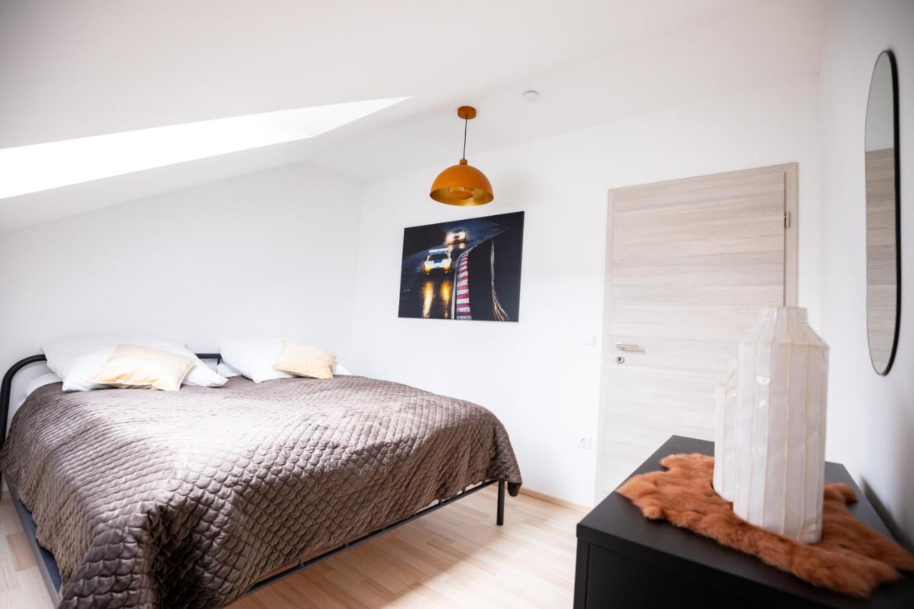 Design-ferienwohnung In Am Nuerburgring: Platz Fuer 6, Kueche, Wifi, Netflix Apartment Kelberg