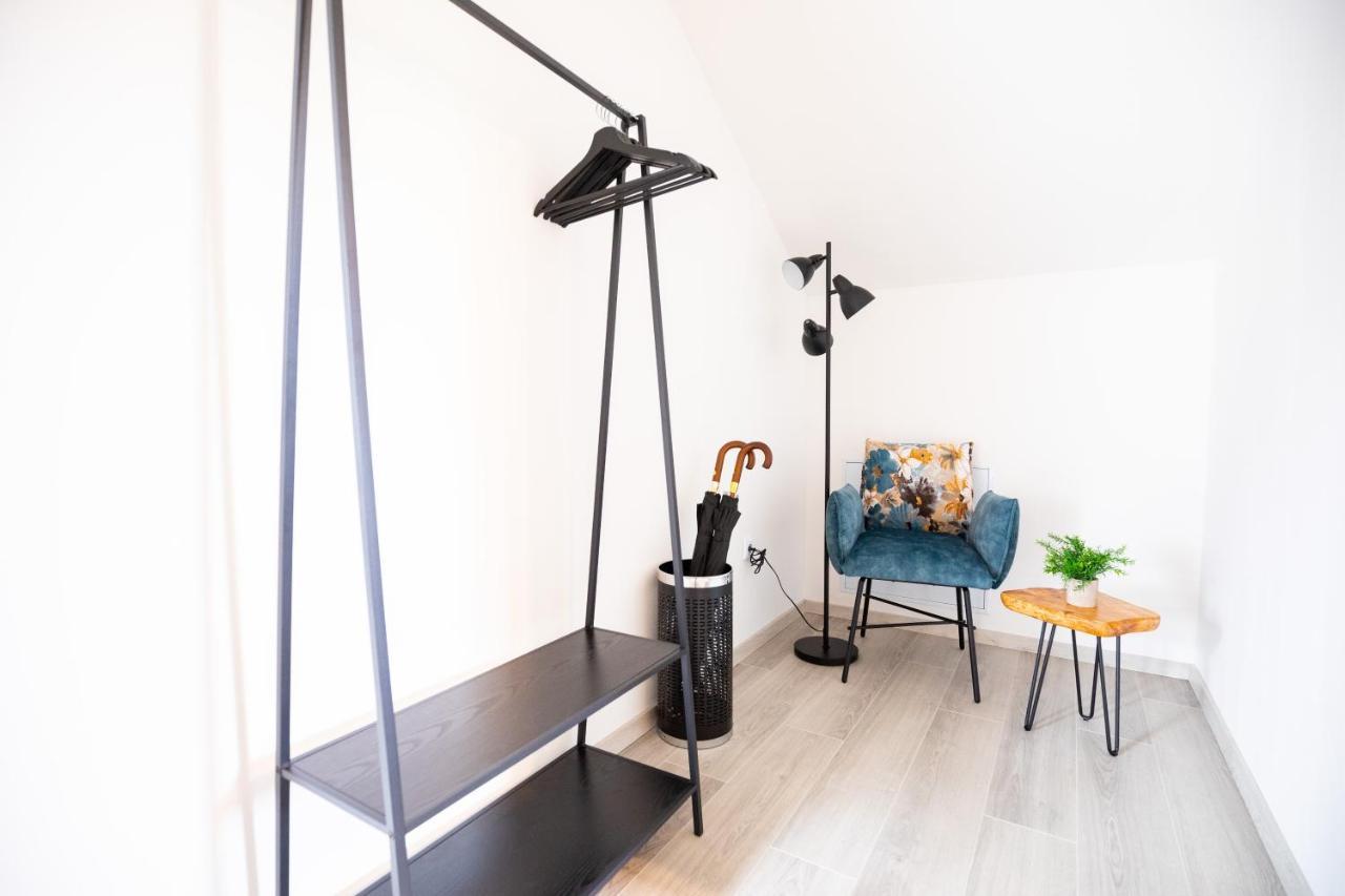 Design-ferienwohnung In Am Nuerburgring: Platz Fuer 6, Kueche, Wifi, Netflix Kelberg